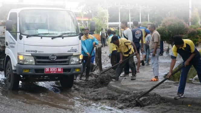 Semua OPD Gotong Royong Bersihkan Jalanan Kota Mataram