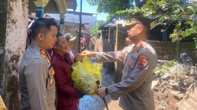 Kapolresta Mataram Serahkan Bantuan Kepada Korban Banjir