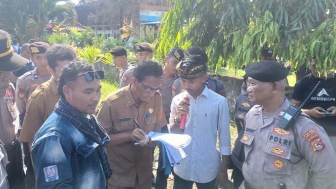 Aksi demonstrasi di Kantor DPMPTSP Lombok Tengah.