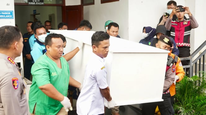 Jenazah korban KMP Tunu Pratama Jaya diserahkan pada keluarga