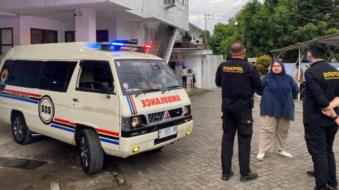 31 anggota TIM DVI Polda Jatim standby di RSUD Blambangan