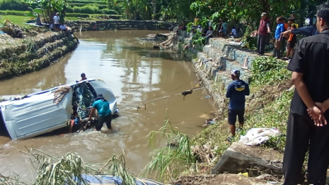 Mobil Terseret Banjir di Sungai Ancar Berhasil di Evakuasi