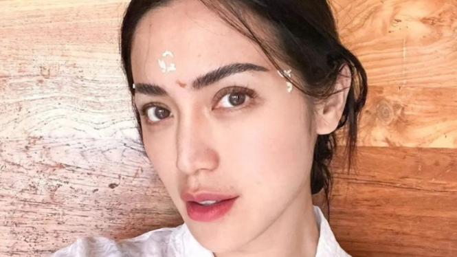 Jessica Iskandar dengan Bija di dahinya