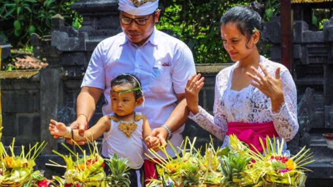 Masyarakat Bali Menjaga Tradisi Otonan Secara Turun Menurun