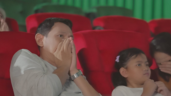Seorang anak yang diajak nonton film horror oleh orang tuanya