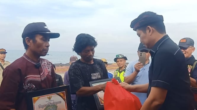 Bupati Jembrana menyerahkan penghargaan kepada nelayan dan relawan