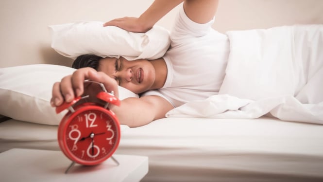 Ilustrasi malas bangun pagi meski alarm berbunyi