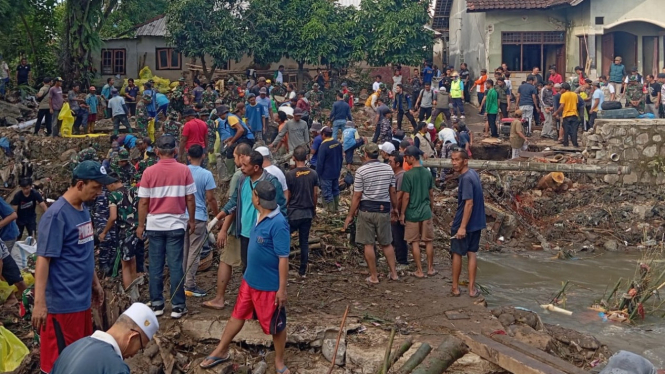 Aksi Bersih - bersih paksa Banjir