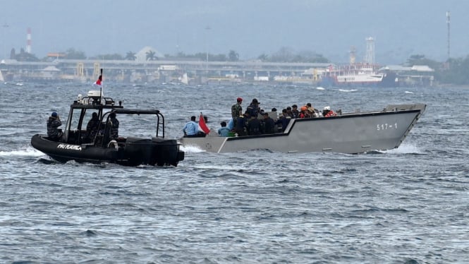 Tim SAR sisir perairan Selat Bali cari korban KMP Tunu Pratama Jaya