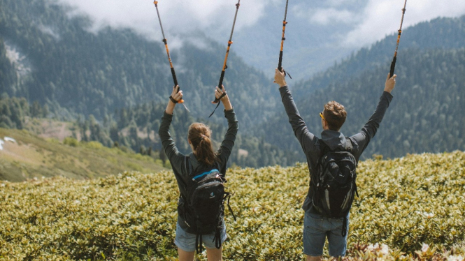 Nordic walking terbukti membakar kalori lebih dari jalan biasa.
