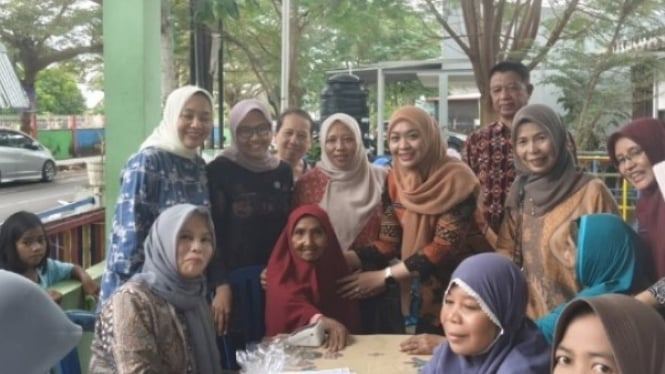 Ketua TP PKK Lobar Ayu Indra Rukmana saat berdialog hangat