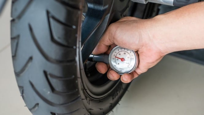 Mulai dari sini, rawat ban motor dengan tekanan yang tepat