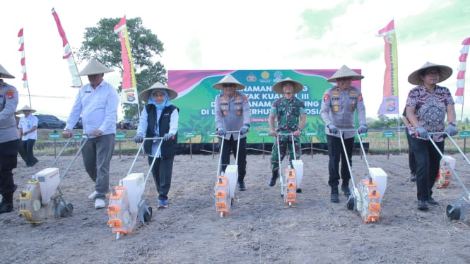Kapolda bersama petani tanam jagung