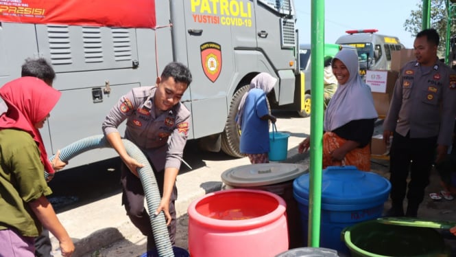 Pendistribusian air bersih di desa Bilelando.
