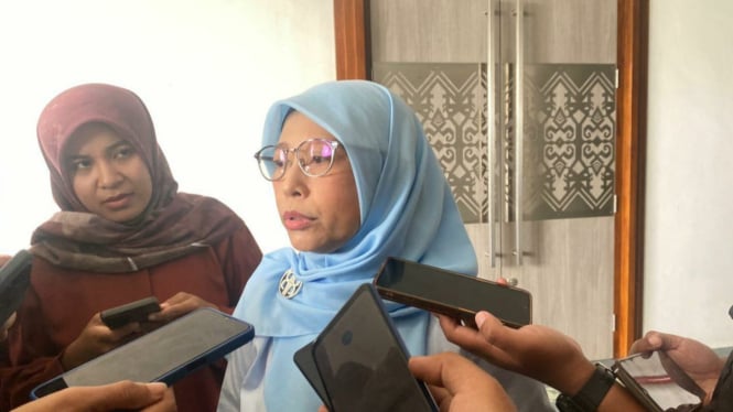 Pemimpin Bulog NTB, Sri Muniati (jilbab biru)