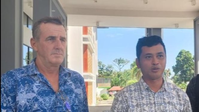 Nigel Barrow (NB) didampingi kuasa hukumnya saat
