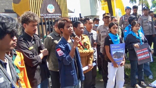 Masa Aksi Saat Demo Kantor Balai TNGR Kota Mataram