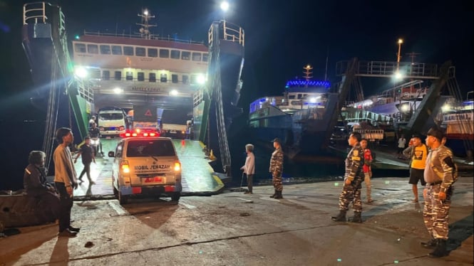 Mobil Ambulance pengantar Jenazah Mertayasa tiba di Gilimanuk
