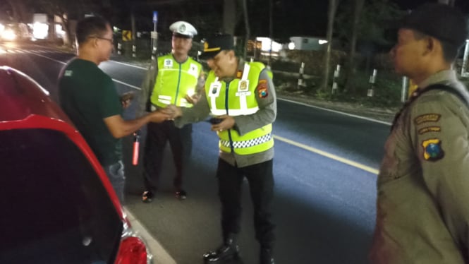 Kapolsek Wongsorejo, AKP Eko Darmawan pimpin penyekatan