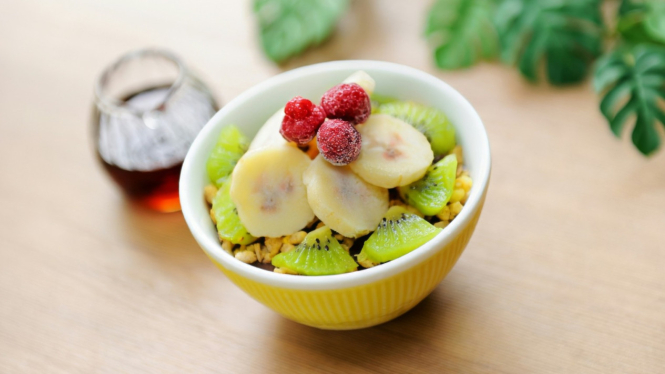 Salad buah segar dengan saus mayo yogurt