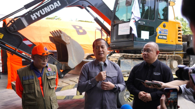 Penyerahan bantuan di kantor Gubernur NTB.