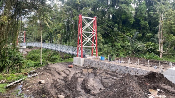 Proyek jembatan di desa Lantan yang sedang berjalan.