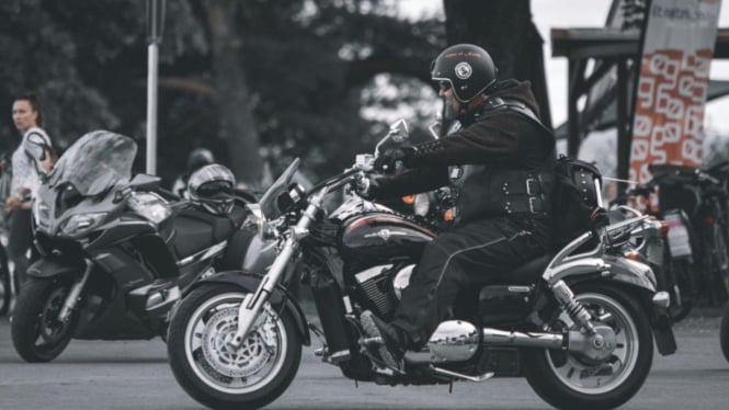 Motor klasik tampil memikat, motor modern serba canggih