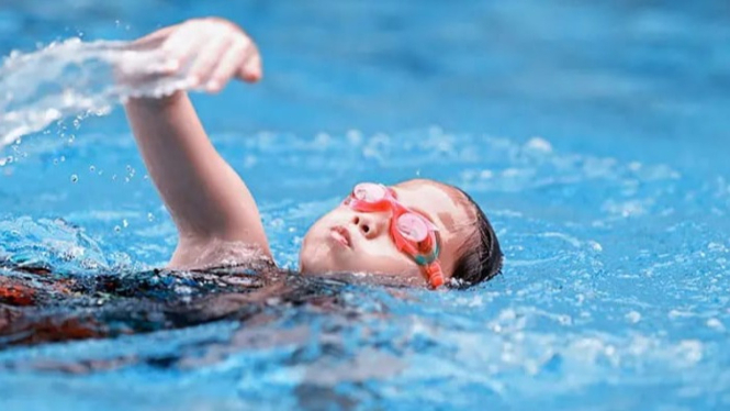 Berenang di kolam