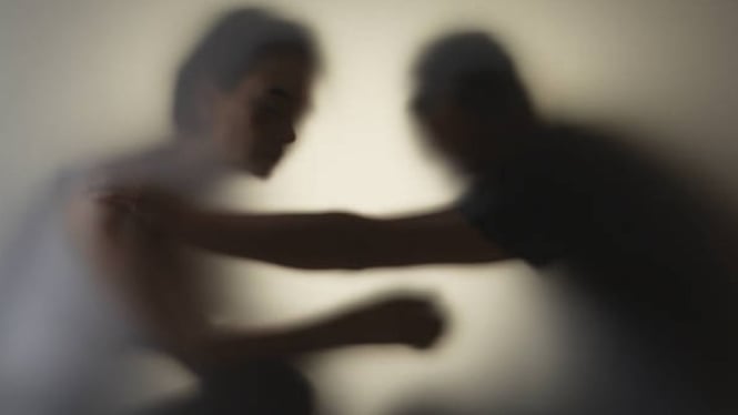 Pasangan manipulatif cenderung suka mengontrol hidup seseorang