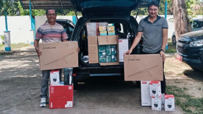 Kepala Dinas Kominfo Kota Bima menunjukkan dua starlink