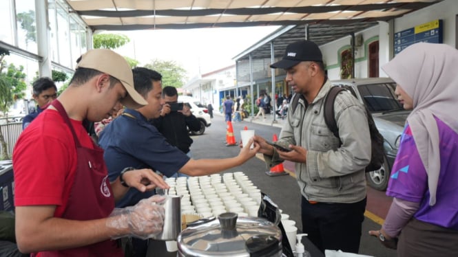 Ngopi Bareng di Stasiun Jember, Menunggu Kereta Jadi
