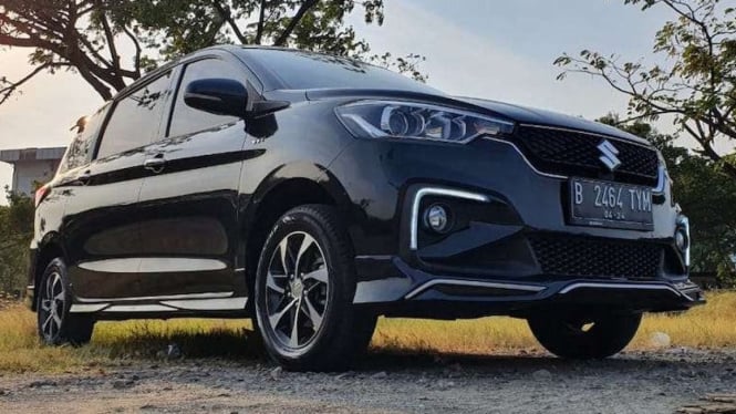 Ilustrasi mobil Suzuki R3 warna hitam