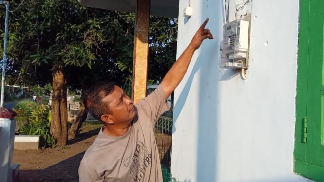 Holik tunjukkan kabel listrik yang dipermasalahkan petugas PLN