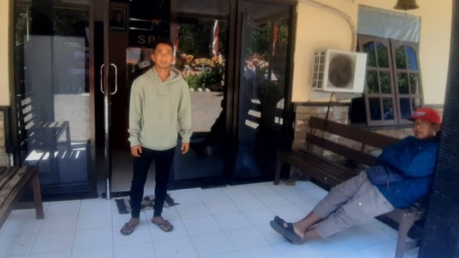 Sanawi (berdiri) usai jalani pemeriksaan di Polsek Wongsorejo