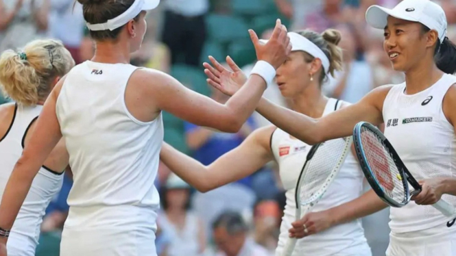Para pemain ganda wanita yang bertanding di turnamen Wimbledon.