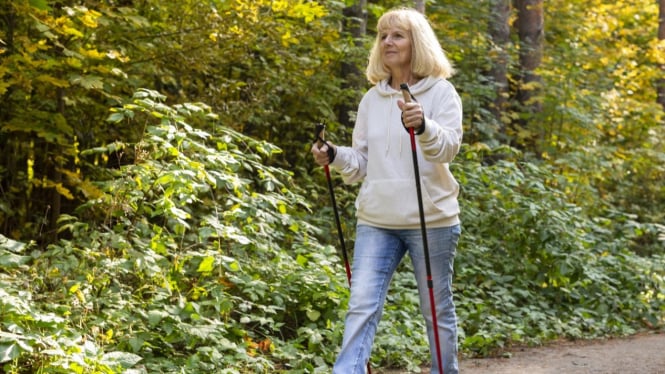 Nordic Walking terbukti efektif meningkatkan keseimbangan pada lansia.