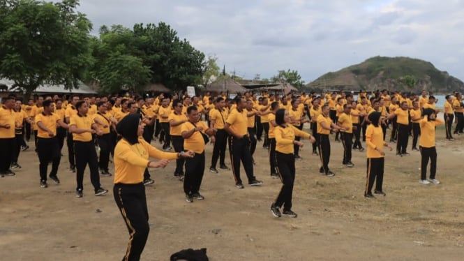 Kegiatan senam bersama di pantai Tanjung Aan