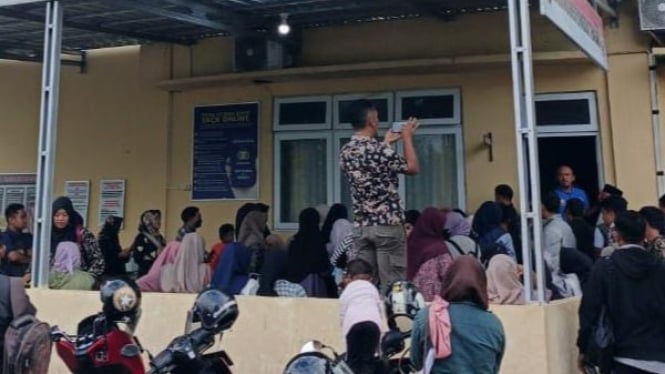 Warga antri buat SKCK di Polres Lombok Tengah