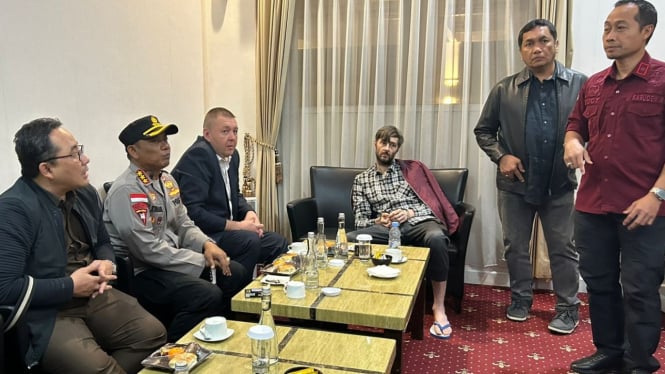Buronan Interpol Aleksander Vladimirovich Zverev saat Diekstradisi