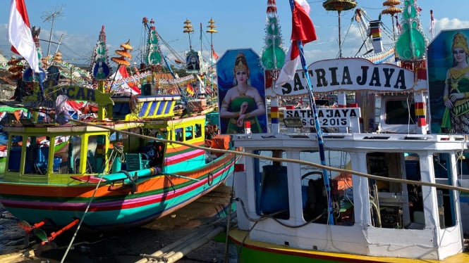 Perahu nelayan yang dihias untuk tradisi petik laut