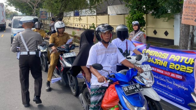 Razia kelengkapan kendaraan di Jalan Raya Lembar