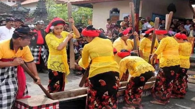 Irama kayu tradisi ngoncang yang masih hidup di tengah masyarakat Bali