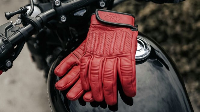 Keselamatan pengendara dimulai dari sarung tangan motor