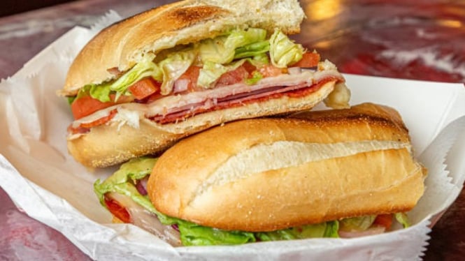 Membumbui daun selada, bikin rasa sandwich lebih kaya
