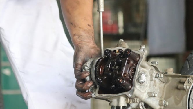 Mesin motor dibongkar tanda perbaikan besar