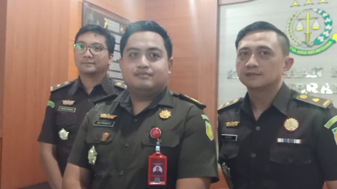 Kasi Pidum Kejari Jembrana I Wayan Adi Pranata (tengah)