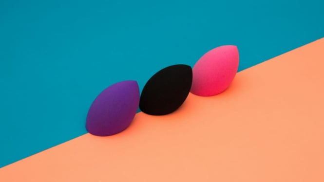 Beauty blender merupakan salah satu alat make up