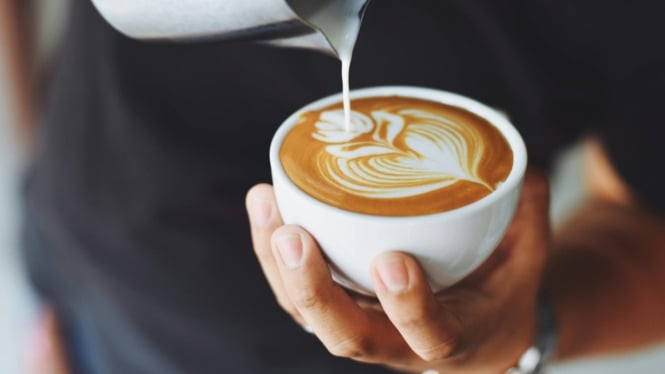 Ilustrasi seseorang yang sedang menyajikan secangkir kopi.