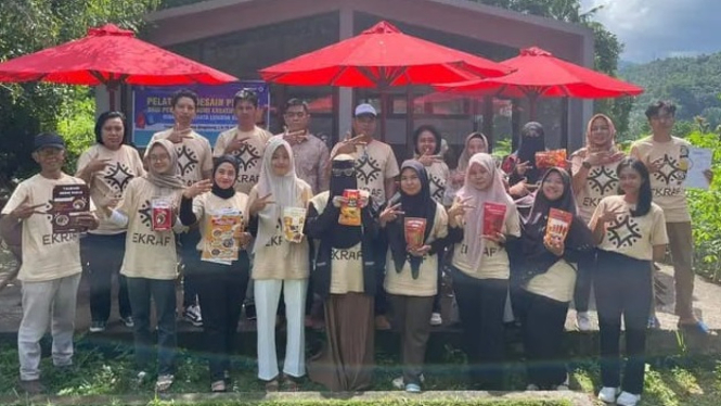 Momen kebersamaan di akhir pelatihan desain produk
