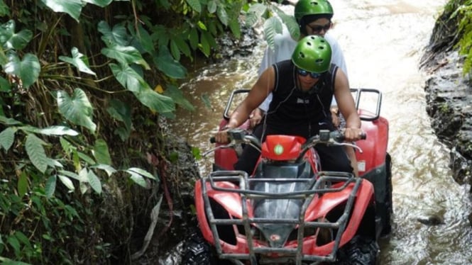 sensasi mengendarai ATV dengan rintangan yang menantang
